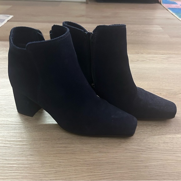 La Canadienne Water-resistant Black Suede Booties - Picture 1 of 3